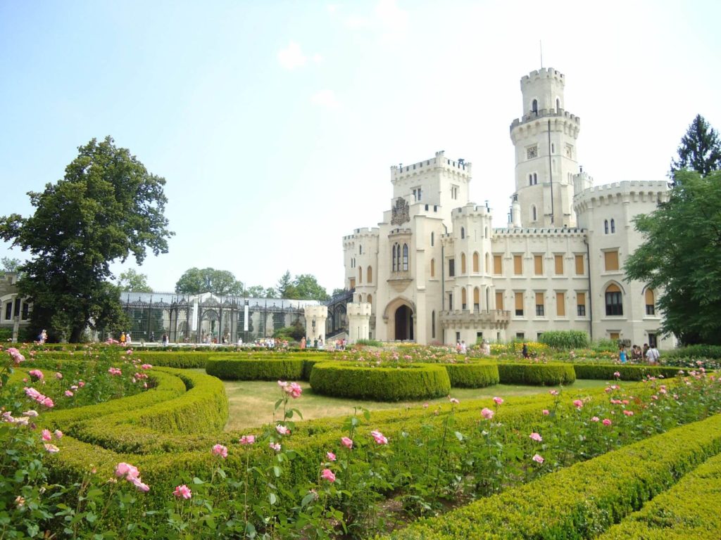 Zámek Hluboká a rozkvetlý park