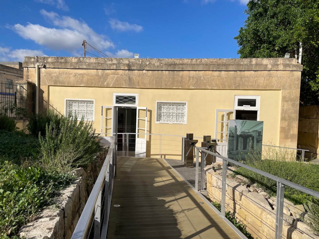 Tarxien toalety a vstup