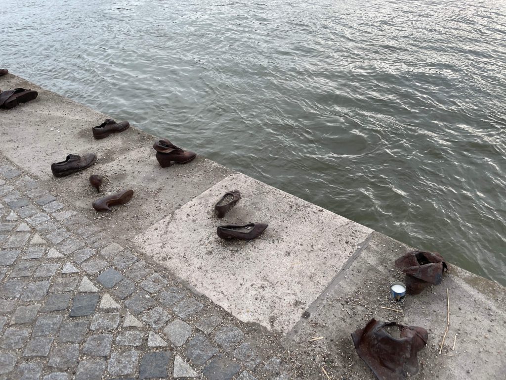 Boty na nábřeží Dunaje