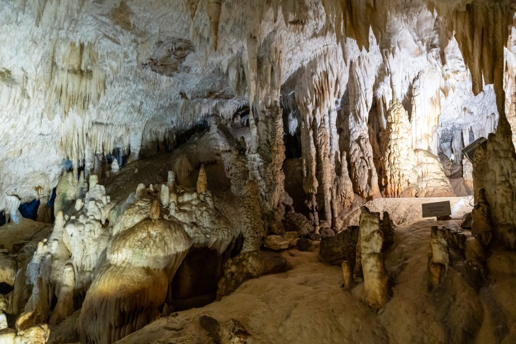 Srbsko v jeskyni