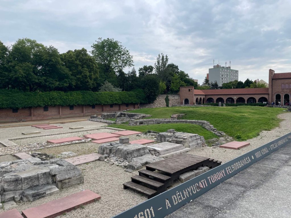 Zbytky hradu s rotundou