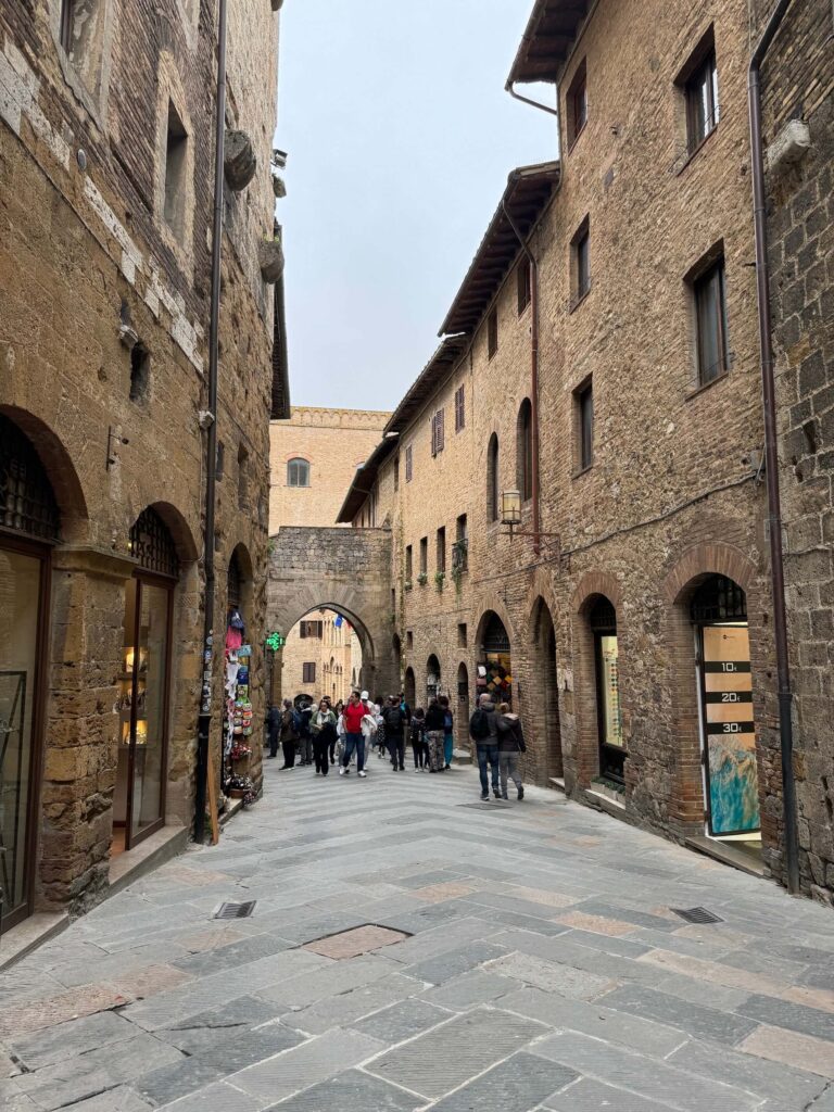 San Gimignano v ulicích