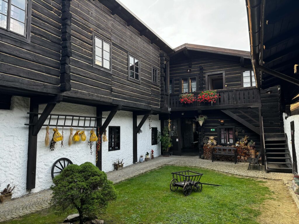 Dvorek Penzion Sněžná Volary