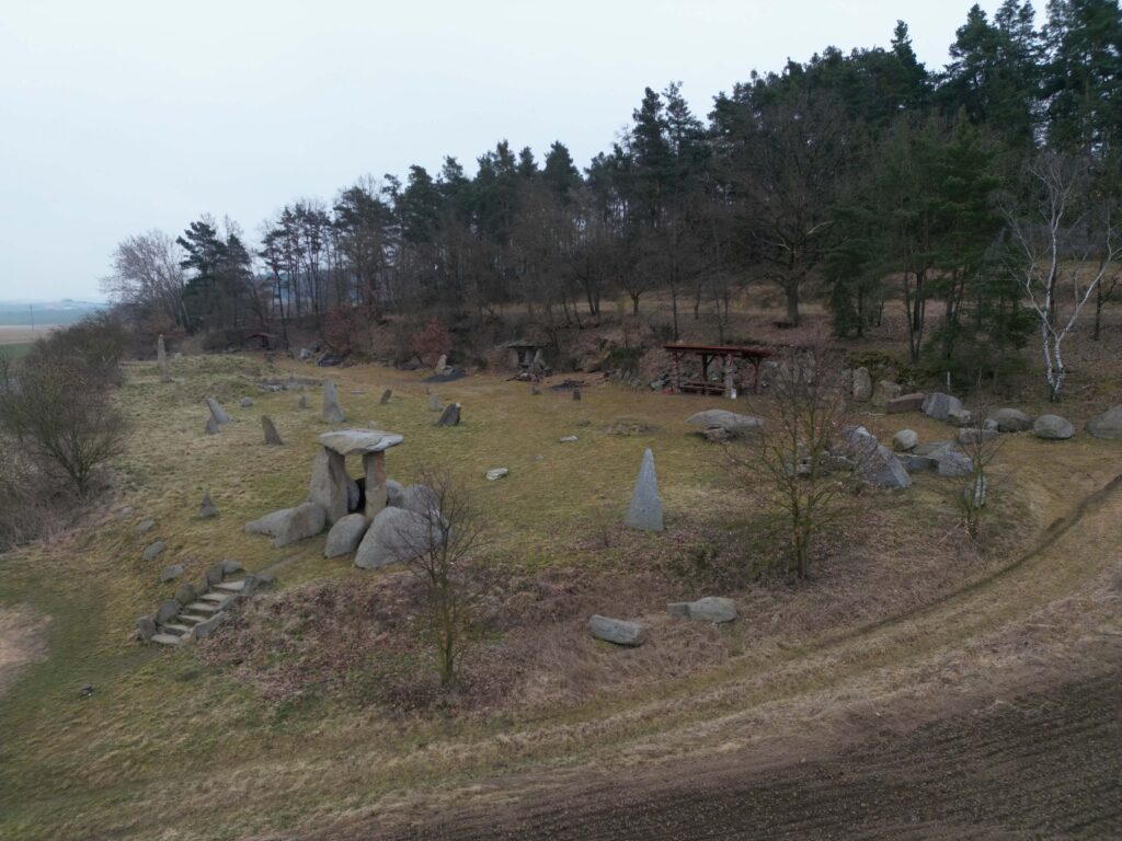 Srbické Stonehenge z dronu