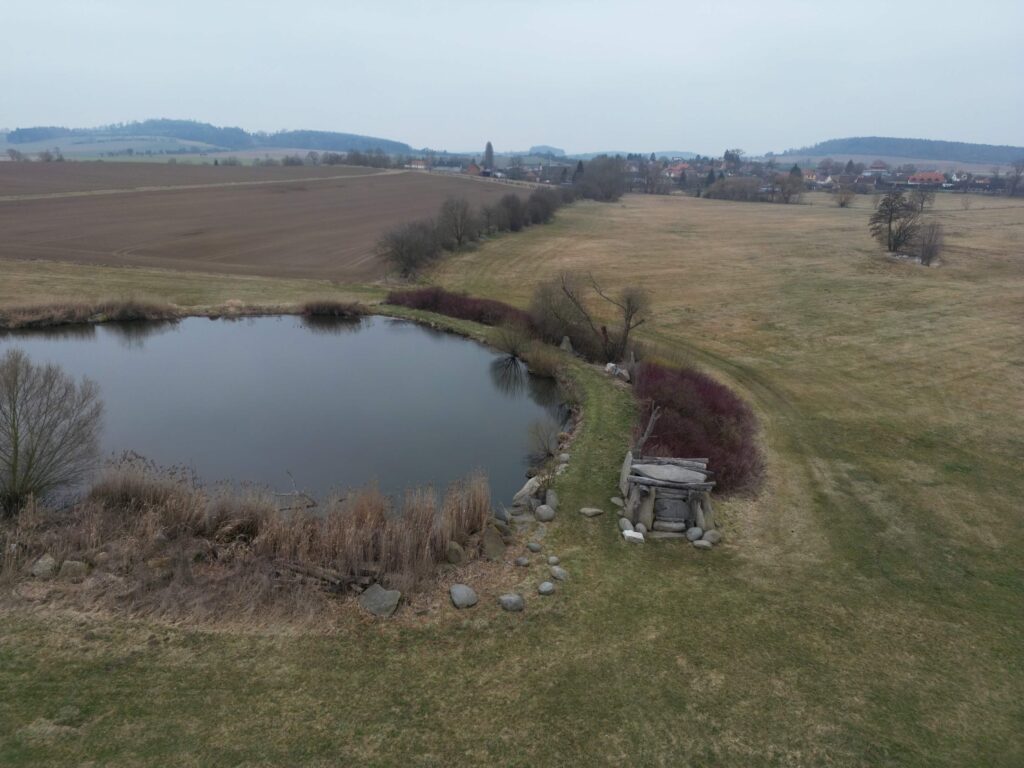 Dolmen z dronu