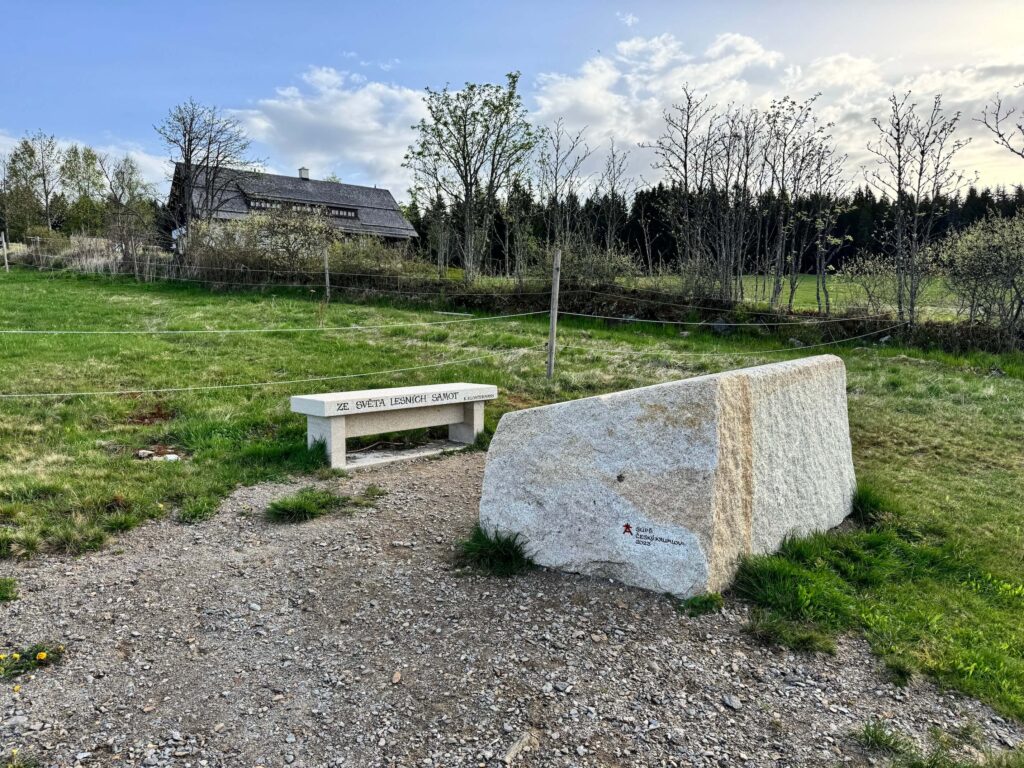 Kamenná lavička a mapa