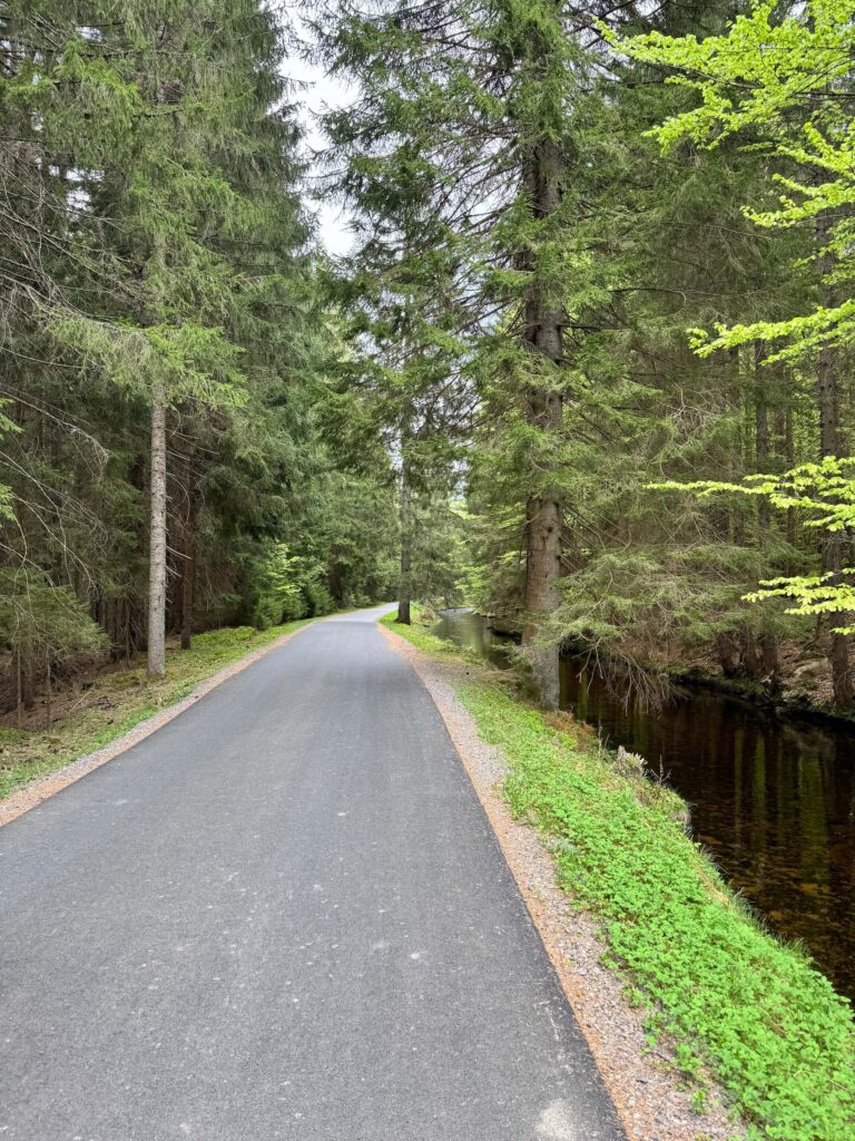 Cesta okolo plavebního kanálu