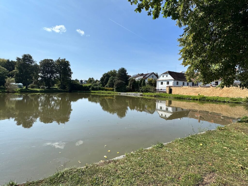 Zámek Nebílovy, stezka a sady