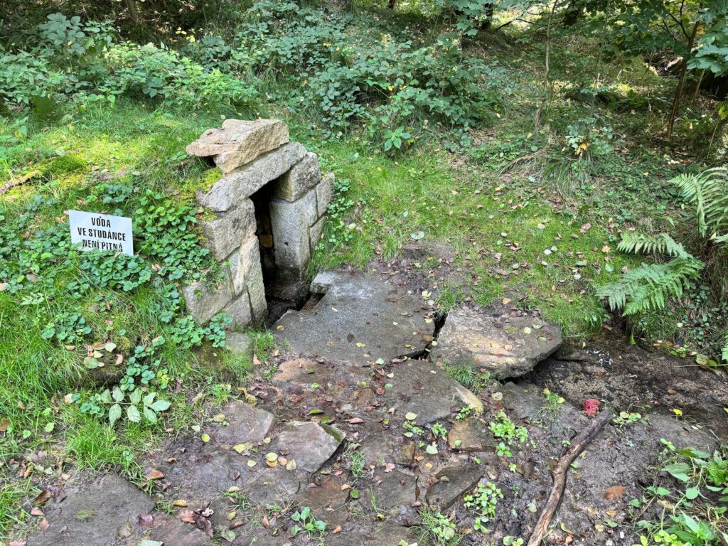 Zámek Nebílovy, stezka a sady