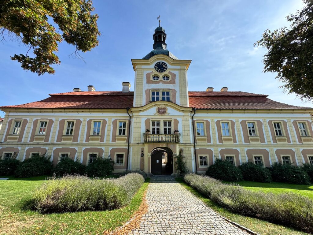 Zámek Nebílovy, stezka a sady