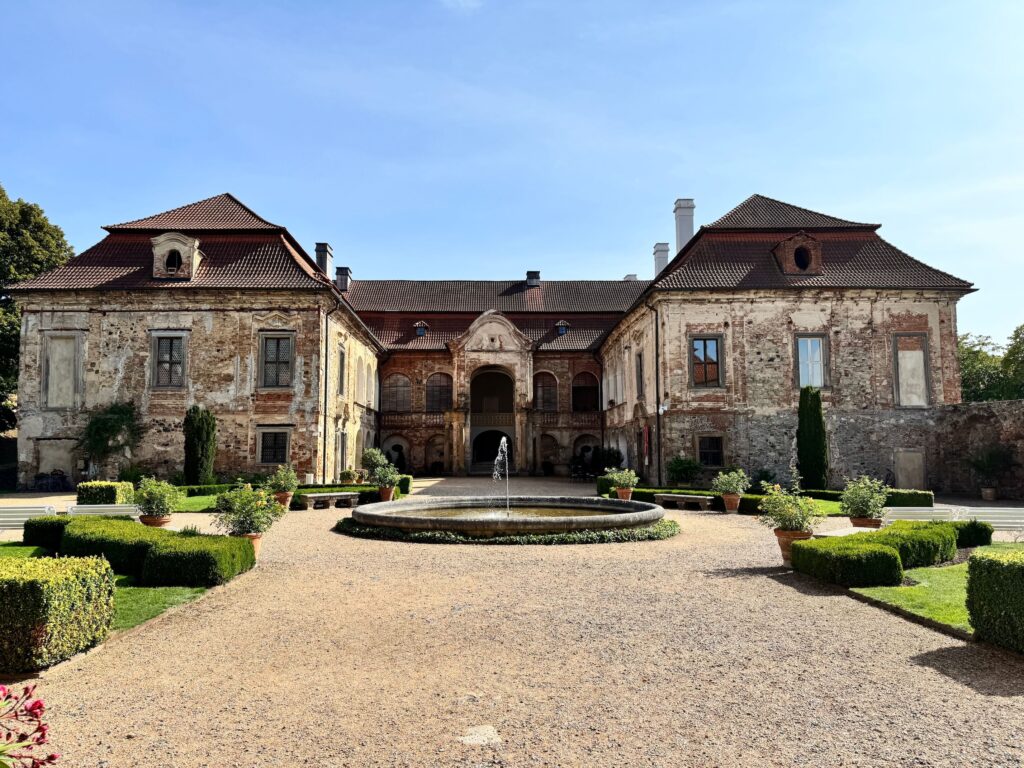 Zámek Nebílovy, stezka a sady