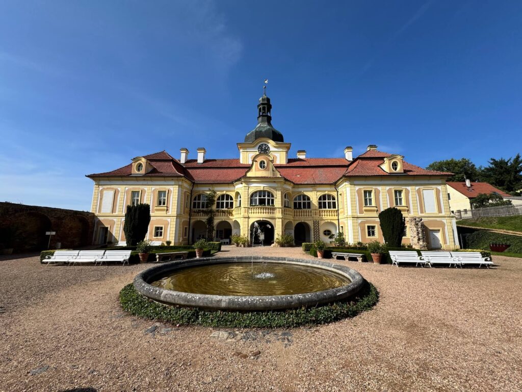 Zámek Nebílovy, stezka a sady