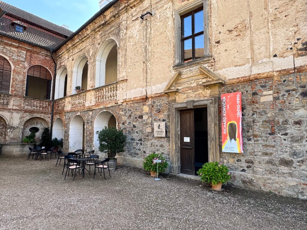 Zámek Nebílovy, stezka a sady