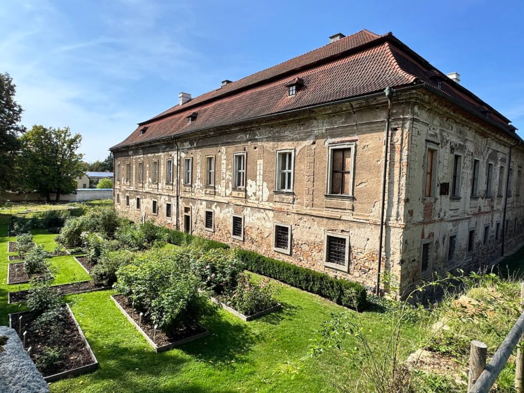 Zámek Nebílovy, stezka a sady