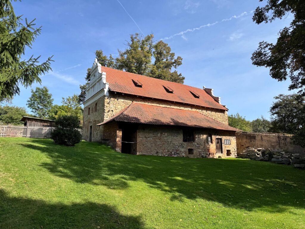 Zámek Nebílovy, stezka a sady