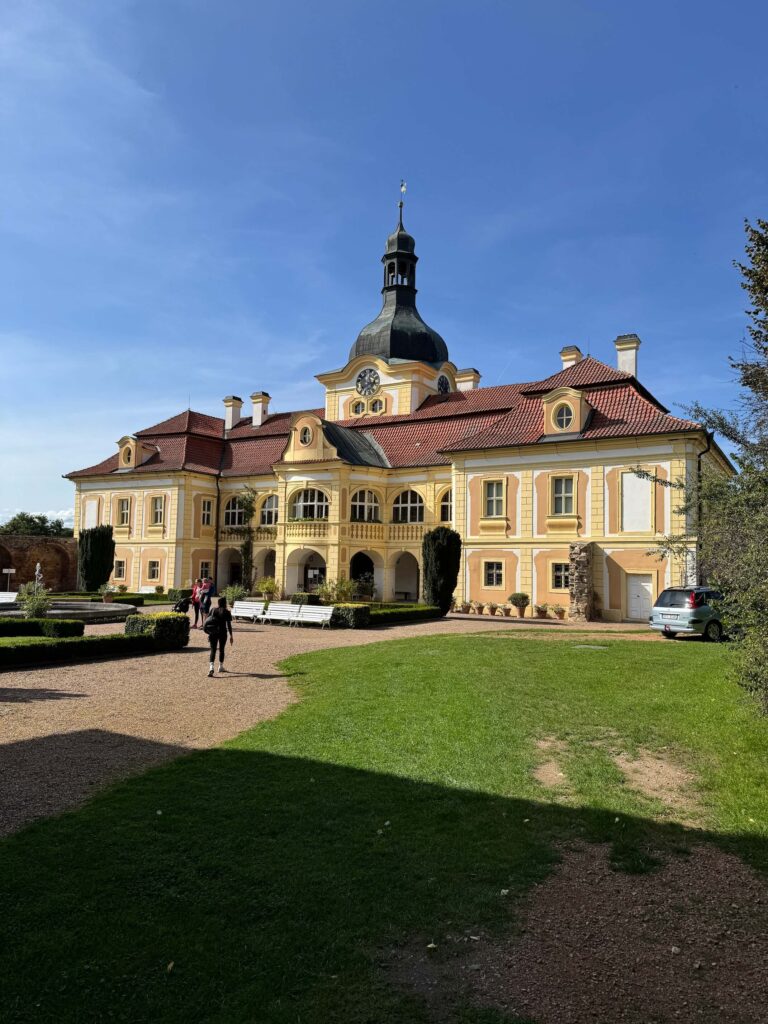 Zámek Nebílovy, stezka a sady